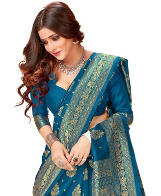Green woven jacquard saree with blouse 5