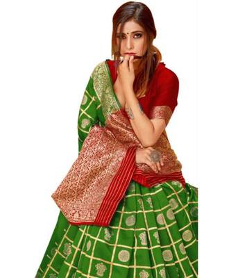Green Woven Banarasi Saree With Blouse 4
