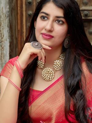 Pink woven banarasi silk saree with blouse 4
