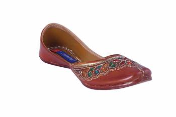 brown slip on jutis 1