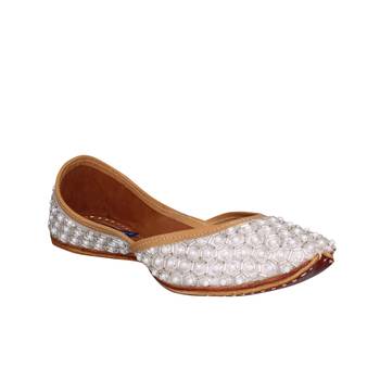white  slip on jutis 1