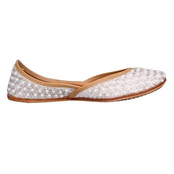 white  slip on jutis 2