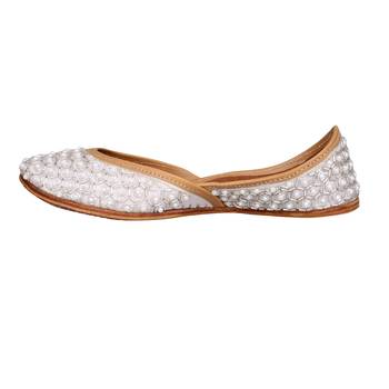 white  slip on jutis 3