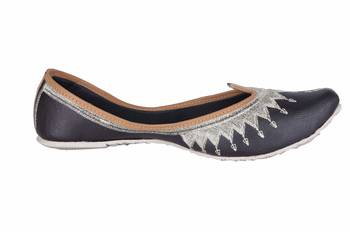 Women Embroidered Genuine Leather  slip on Juttis 2