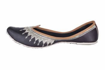 Women Embroidered Genuine Leather  slip on Juttis 3
