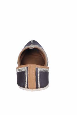 Women Embroidered Genuine Leather  slip on Juttis 4