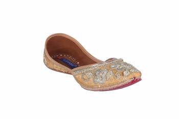 Women Embroidered brown slip on Juttis 1