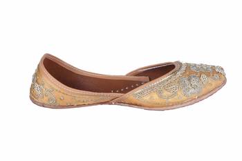 Women Embroidered brown slip on Juttis 2