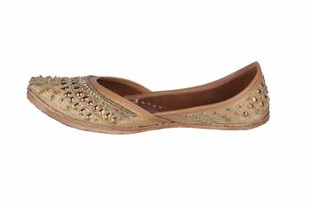 Women brown colored slip on Juttis 3