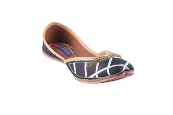 Women  black colored  slip on  Juttis 1