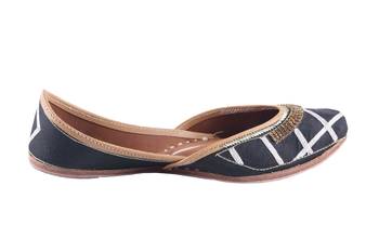 Women  black colored  slip on  Juttis 2