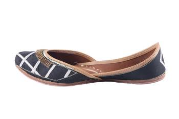 Women  black colored  slip on  Juttis 3