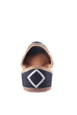 Women  black colored  slip on  Juttis 4