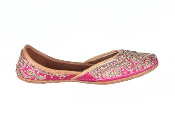 Women brown  Genuine Leather Juttis slip on  2
