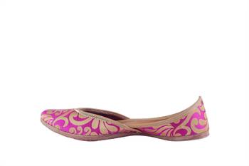 hand embroidery slip on pink Juttis 3