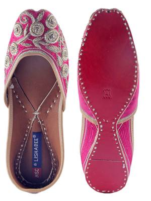 hand embroidery slip on pink Juttis 5