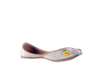 hand embroidery white slip on Juttis 1