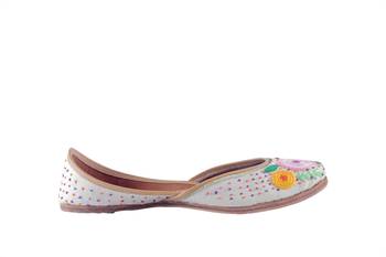 hand embroidery white slip on Juttis 2