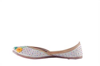 hand embroidery white slip on Juttis 3