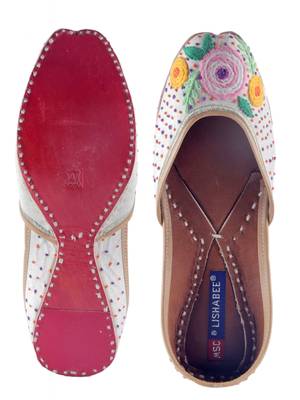 hand embroidery white slip on Juttis 5