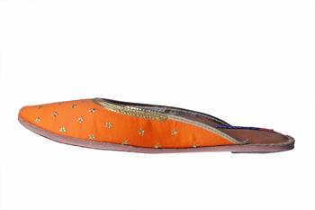 Hand Embroidered slip on Juttis 3