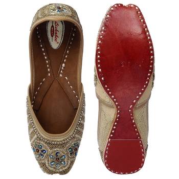 Women Synthetic Gold juties 5