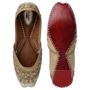Women Synthetic Gold juties 5