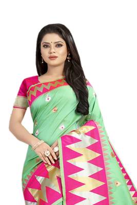 Green Woven Silk Saree With Blouse 3