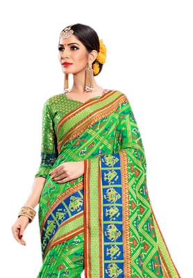 Green Woven Silk Saree With Blouse 3