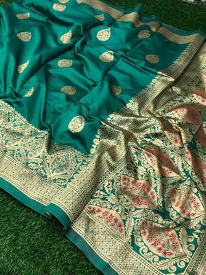 Green woven silk saree with blouse 1