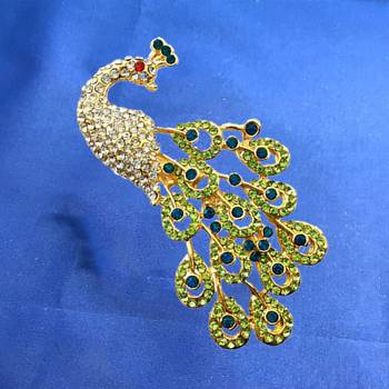 Green crystal brooch 3