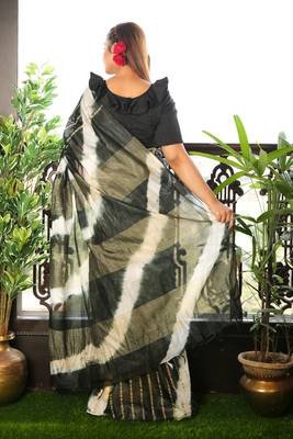 Black printed blended cotton saree with blouse 2