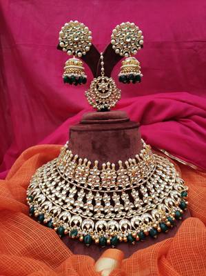 Green Gold Tone Kundan Inspired Necklace Set With Maangtikka 2