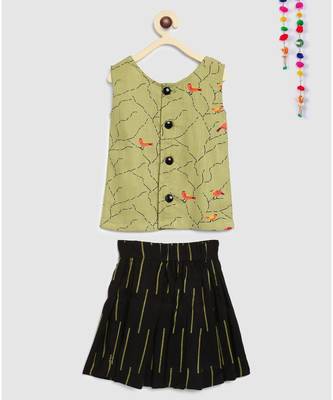 green short crop top with box pleated skirt 2