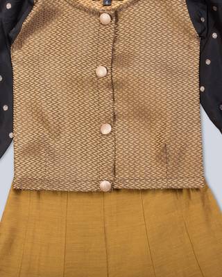 full sleeves brocade choli with lehnga 4