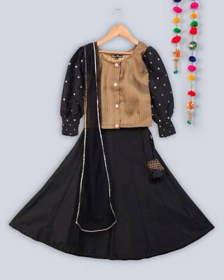 full sleeves brocade choli with lehnga 5