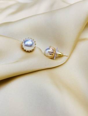 Gold pearl earrings 2