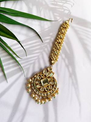 Harshini Gold Tone Kundan Mang Tikka With Pearls 1