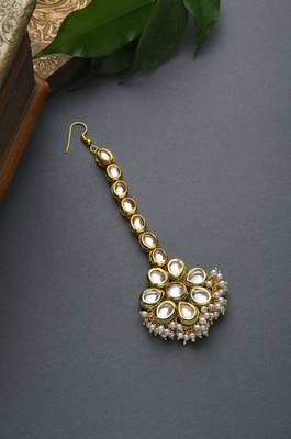 Radia Gold Tone Kundan Mang Tikka With Pearls 1