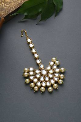 Sidhi Kundan Shell Pearl Mang Tikka 1
