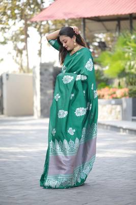 Green Woven Silk Saree With Blouse 1