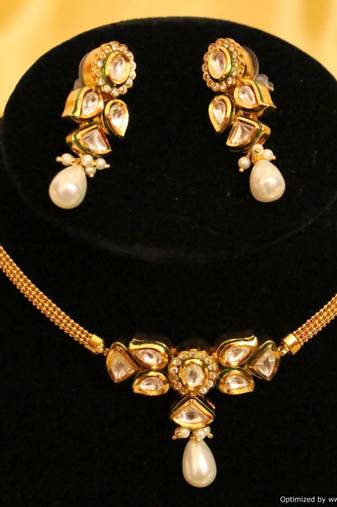 Beautiful Kundan Meenakari Elegant Chik Pendant Set