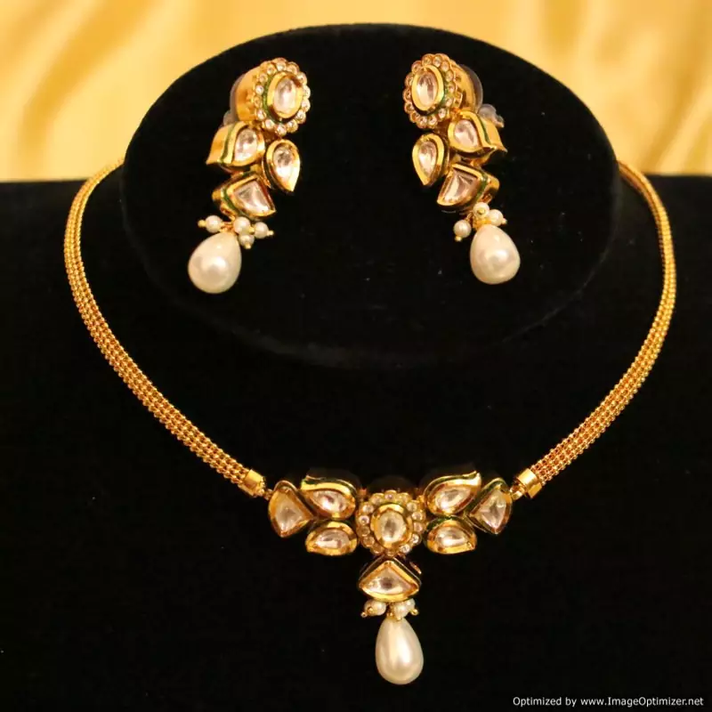 Beautiful Kundan Meenakari Elegant Chik Pendant Set