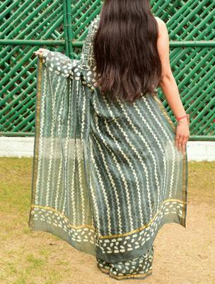 Grey Printed Chanderi Silk Saree With Blouse 3