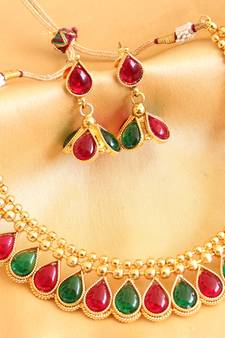 Lovely Goldtone Red Green Kundan Necklace With Earrings DJ16601