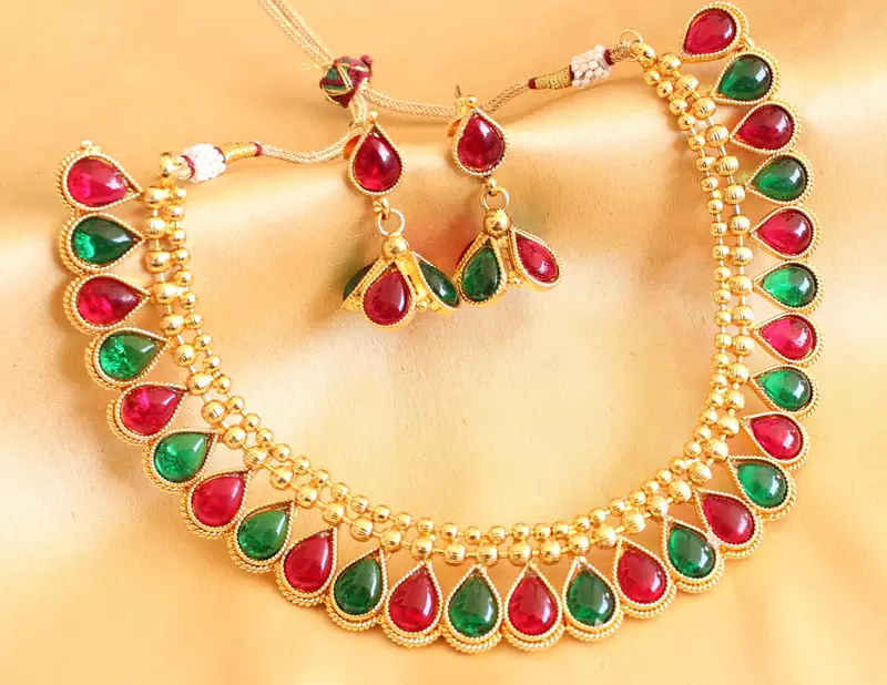Lovely Goldtone Red Green Kundan Necklace With Earrings DJ16601