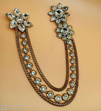 Gold brooch 1