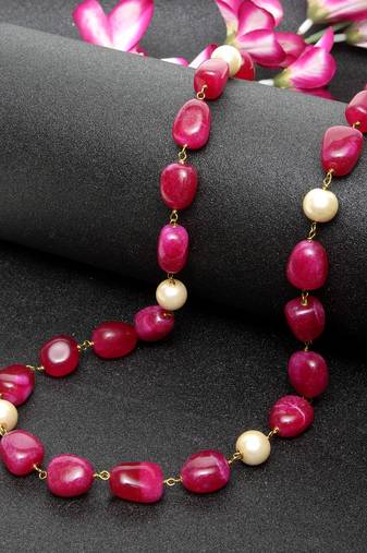 Red pearls necklaces