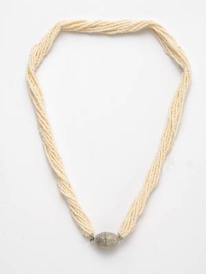 White pearls necklaces 3