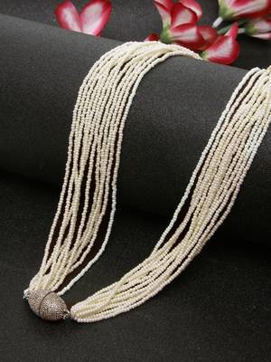 White pearls necklaces 1
